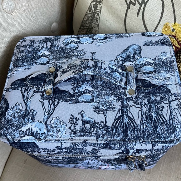 DIOR Beauty Vanity Case With Mirror Around The World Motif 2024 Loyalty … - Picture 8 of 15